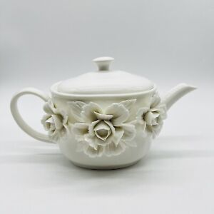 Théière florale 3D en porcelaine ivoire élevée avec couvercle par L Godinger & Co.