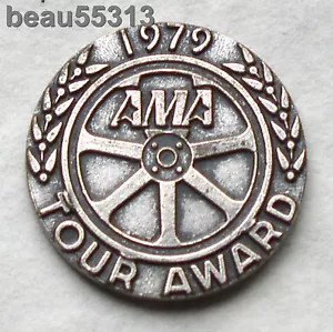 -AMA AMERICAN MOTOCICLIST ASOCIATION 1979 TOUR AWARD INDIAN HARLEY CHALECO PIN - Imagen 1 de 1