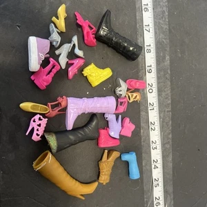 Barbie Puppe Schuhe Konvolut gemischt Einzelstiefel Absätze Tennisschuhe, Plat Formen KEINE Übereinstimmung - Bild 1 von 6