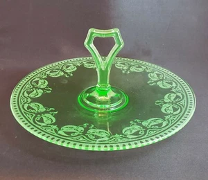 Cambridge Glass Co. Handled Sandwich Tray - Etched 704 Light Emerald Green 1927 - Picture 1 of 3