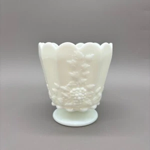 Jarrón festoneado Westmoreland con paneles de vidrio de leche hojas de uvas patas blancas 5" de colección - Imagen 1 de 8