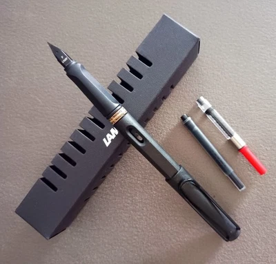 Pluma Estilográfica Safari Edición Especial Plumín Fino Pluma Negra En Caja De Regalo Foto 1 de 4