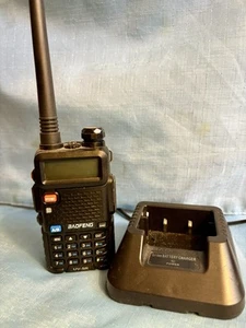 Baofeng UV-5R Two Way Radio With Charger - Zdjęcie 1 z 4
