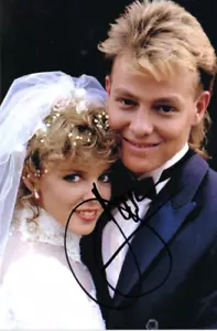 NEIGHBOURS/MUSIC/DANCING: JASON DONOVAN SIGNED 6x4 PORTRAIT PHOTO+COA - Foto 1 di 1
