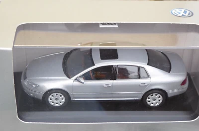 MINICHAMPS 1/43 VW Phaeton Berlina Argento Volkswagen Rivenditore Box IN Ovp - Immagine 1 di 4