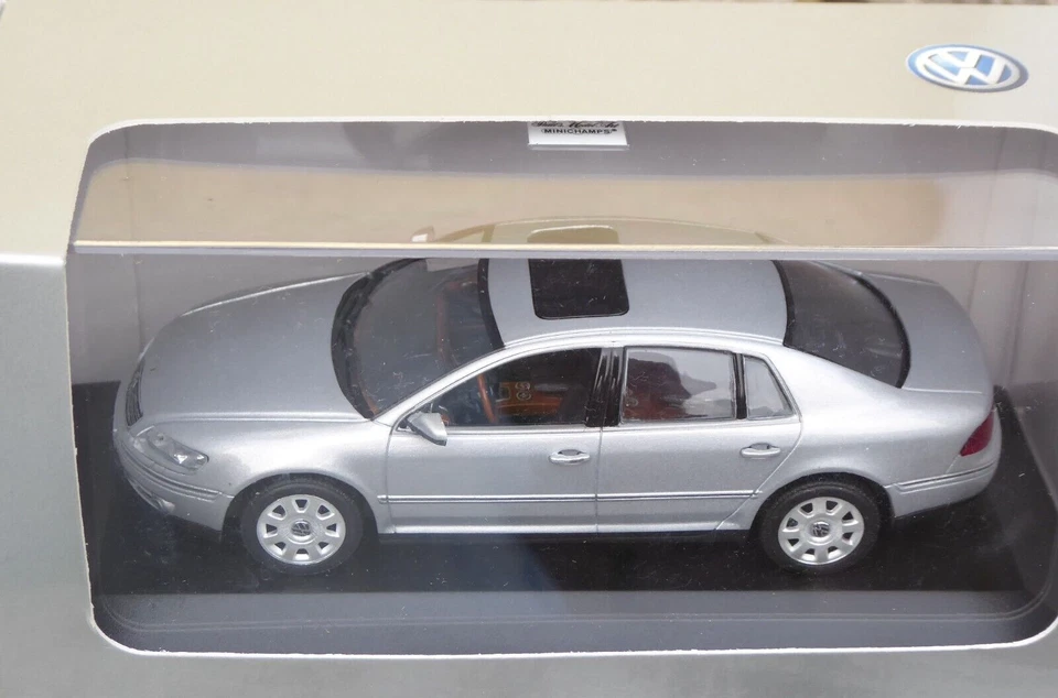 MINICHAMPS 1/43 VW Phaeton Berlina Argento Volkswagen Rivenditore Box IN Ovp - Immagine 1 di 4