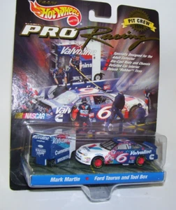1998 Vintage Hot Wheels Pit Crew Mark Martin Ford Taurus with Toolbox - Picture 1 of 2