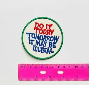 Parche de hierro hágalo hoy puede ser ilegal mañana humor tontería - Imagen 1 de 3