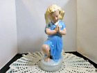 Statue d'ange vintage génuflexion mains ensemble prière posée