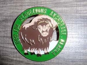 1992 Fur Rendezvous Anchorage Alaska Metal Pin-Back Badge 1.75" dia Rondy Muskox - Bild 1 von 2