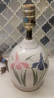 LÁMPARA DE MESA VINTAGE DE CERÁMICA ESMALTADA FLORES DE LIRIO IRIS MCM AÑOS 80 hecha a mano Foto 1 de 4