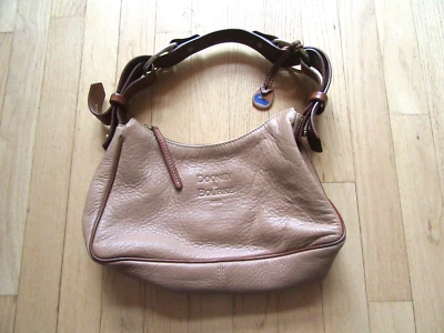 23H/BOLSO DE HOMBRO BAGUETTE DOONEY & BOURKE/LOGO EMBOSSED/MARRÓN/BRONCEADO/ETIQUETA COLGANTE! Foto 1 de 4