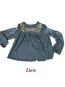 Blusa Zara Gris Bordada Volantes Botón Espalda Talla Mediana - Imagen 1 de 7