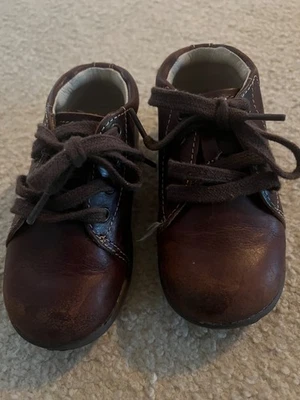 Zapatos Stride Rite marrón para niños talla 7W! Excelente precio - Usado buen estado  Foto 1 de 3