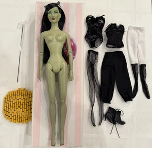 Tonner 2006 Zauberer von Oz Basic Hexe Puppe Outfit Box Ständer Extras - Bild 1 von 13