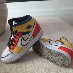 Nike Air Jordan Retro 1 Mid SE Multicolor Entrenadores DV1316 100 - Junior Reino Unido Talla 6 - Imagen 1 de 9
