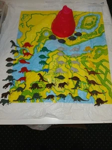 Dinosauro vintage anni 80 con tappetino da gioco e set vulcano - Foto 1 di 6
