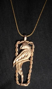 Parrot Pendant Necklace Gold Tone Etched Design Twisted Rope Border Bird 10 1/2" - Picture 1 of 11