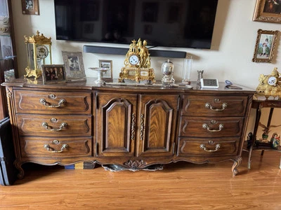 Drexel Heritage французский провинциальный Людовик XV резной орех тройной комод, 1970-е - Изображение 1 из 4