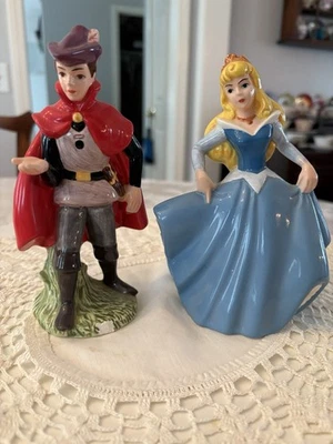 Juego de 2 estatuillas vintage de cerámica de la Bella Durmiente y el Príncipe Felipe de Disney Foto 1 de 4