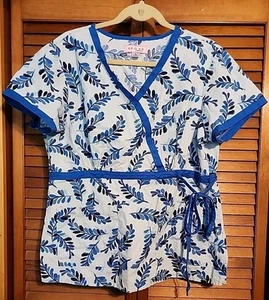 Blusa Médica Para Mujer Multicolor Koi By Kathy Peterson XL con 2 Bolsillos y Corbata Lateral - Imagen 1 de 5