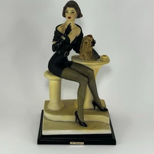 Vintage A.D.L. Figurina Vittorio Tessaro Signora seduta con cane 1990 base legno - Foto 1 di 24