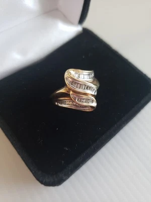 Anillo de cena de diamantes baguette de oro de 10 quilates para mujer Foto 1 de 4