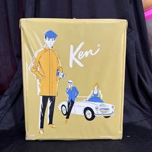 Bambola Ken originale 1962 scatola guardaroba gialla vinile senza strappi pulita all'interno si chiude - Foto 1 di 14