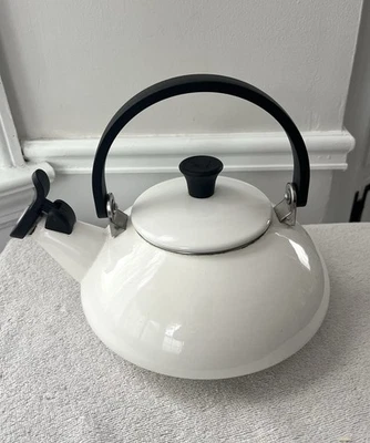 Tetera Zen LE CREUSET Classic Whistling esmalte blanco sobre acero *Piezas/Reparación. Foto 1 de 4