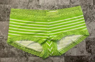 NUEVO CON ETIQUETAS BRAGAS CORTAS VICTORIA'S SECRET PEQUEÑAS VERDES BLANCAS RAYAS LOGO ENCAJE RARAS BOYSHORT Foto 1 de 3