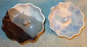 2 Artisan Signed Pottery or Stone Ware Apple Onion Bakers Multicolor Browns Blue - Bild 1 von 6