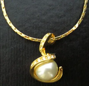 Gold Plated S Snake White South Sea Shell Pearl Crystal Pendant Chain Necklace - Picture 1 of 3