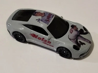 Hot Wheels baseball legend NOLAN RYAN 2022 PORSCHE 911 CARRERA T personalizado - Imagem 1 de 4