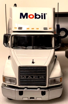 Franklin Mint Mobil Mack truck & Fuel tanker trailer scale 1:43 Inventory# 3525 - Image 1 of 4