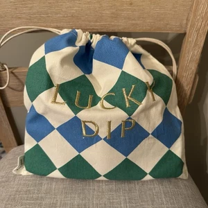 Bolso Jo Malone Holiday 2025 con cordón LUCKY DIP azul verde dorado 10x 10,5 pulgadas - Imagen 1 de 4