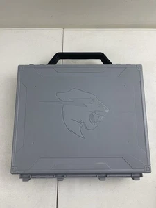 Minifigura misteriosa Mr Beast Lab Swarms estuche de transporte con accesorios - Imagen 1 de 5