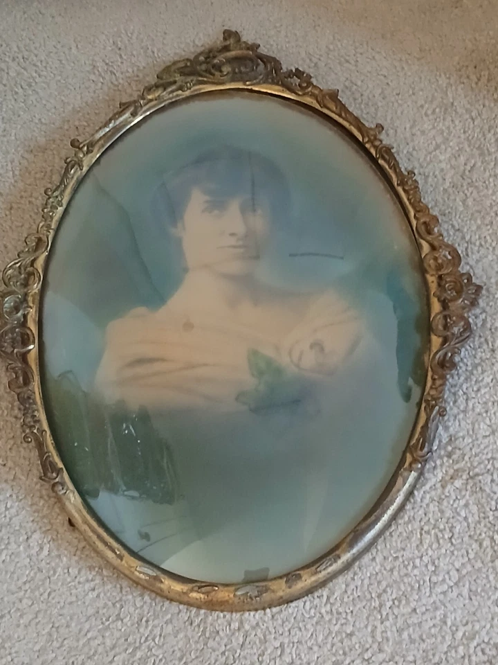  Marco de fotos antiguo de latón convexo/vidrio burbuja retrato de una mujer joven MIRAR Foto 1 de 4