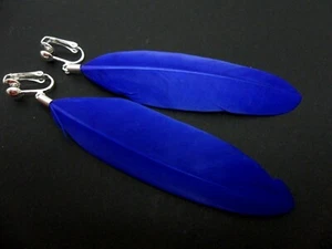 A PAIR OF LONG BLUE FEATHER  DANGLY CLIP ON EARRINGS. - Picture 1 of 1