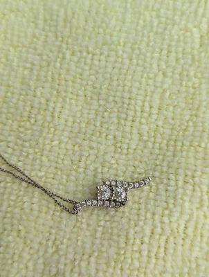 Collar de oro blanco de 14k con colgante de diamantes de 1/4 quilate Foto 1 de 4