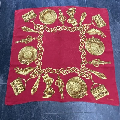 CHANEL Bufanda Cadena Cuadrada Roja 100% Seda Hecha en Italia Foto 1 de 3