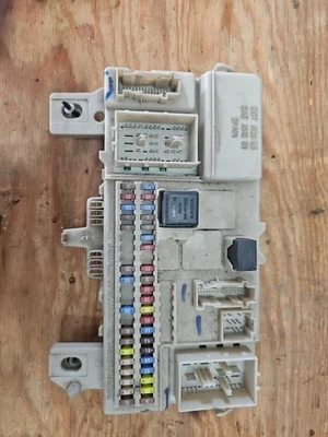 Módulo de control de conexión relé caja de fusibles Volvo V50 S40 C30 2006-10 Foto 1 de 4