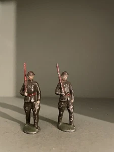 Lead Toy Soldiers by Quiralu. 2 British Soldiers marching at the slope.60mm. WW1 - Picture 1 of 9