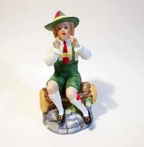 Mann Music Box Boy en Verde/Blanco Pantalones de Cuero Sentado en Leña Cantando Edelweiss - Imagen 1 de 8
