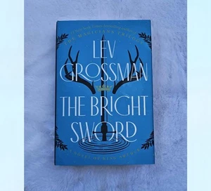 The Bright Sword von Lev Grossman (Hardcover, 2024, Barnes & Noble Exclusive Ed.) - Bild 1 von 4
