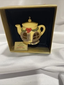 1980 Hallmark Adorno de Navidad - Ardilla Navidad en Tetera Festiva  - Imagen 1 de 9