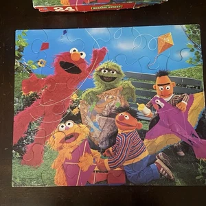 Puzzle vintage Sesame Street 24 pezzi Milton Bradley Elmo Ernie Zoe Oscar aquiloni - Foto 1 di 2