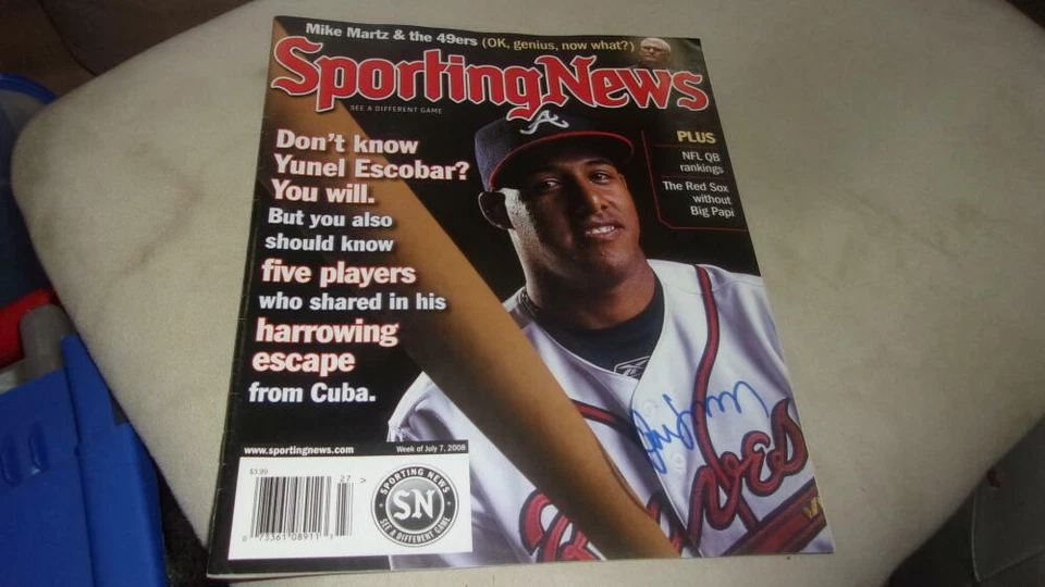 Revista de noticias deportivas firmada por Yunel Escobar Atlanta Braves certificado de autenticidad Foto 1 de 1