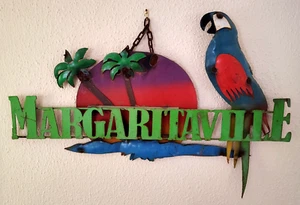 Insegna Vintage MARGARITAVILLE Rustica Metallo Lunga 24" Tramonto Pappagallo Uomo Caverna Parete - Foto 1 di 13