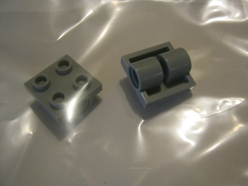 Lego Lote De 2 Placas Gris Azulado Claro 2x2 Con Dos Agujeros De Eje, 2817 (028-283) Foto 1 de 1