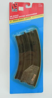 LIFE-LIKE 12" RADIO CURVAS INCLINADAS ~ 4 PIEZAS NUEVO EN TARJETA CON (3) CLIPS DE CURVA ~ ROKAR Foto 1 de 4